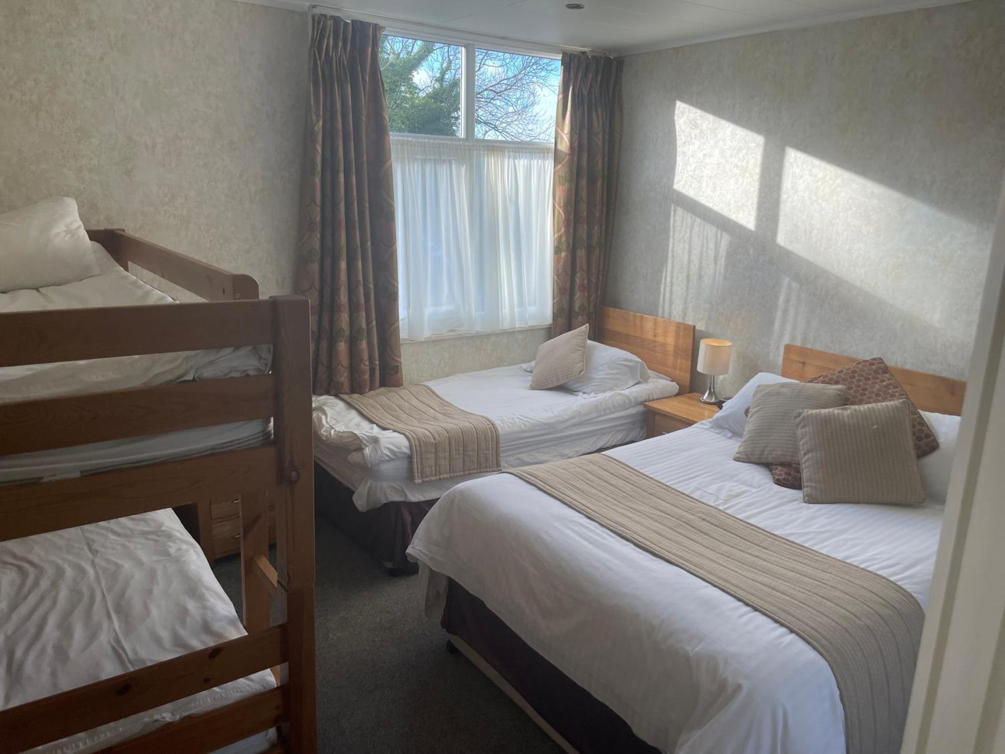 The Dog & Partridge Country Inn アッシュボーン エクステリア 写真