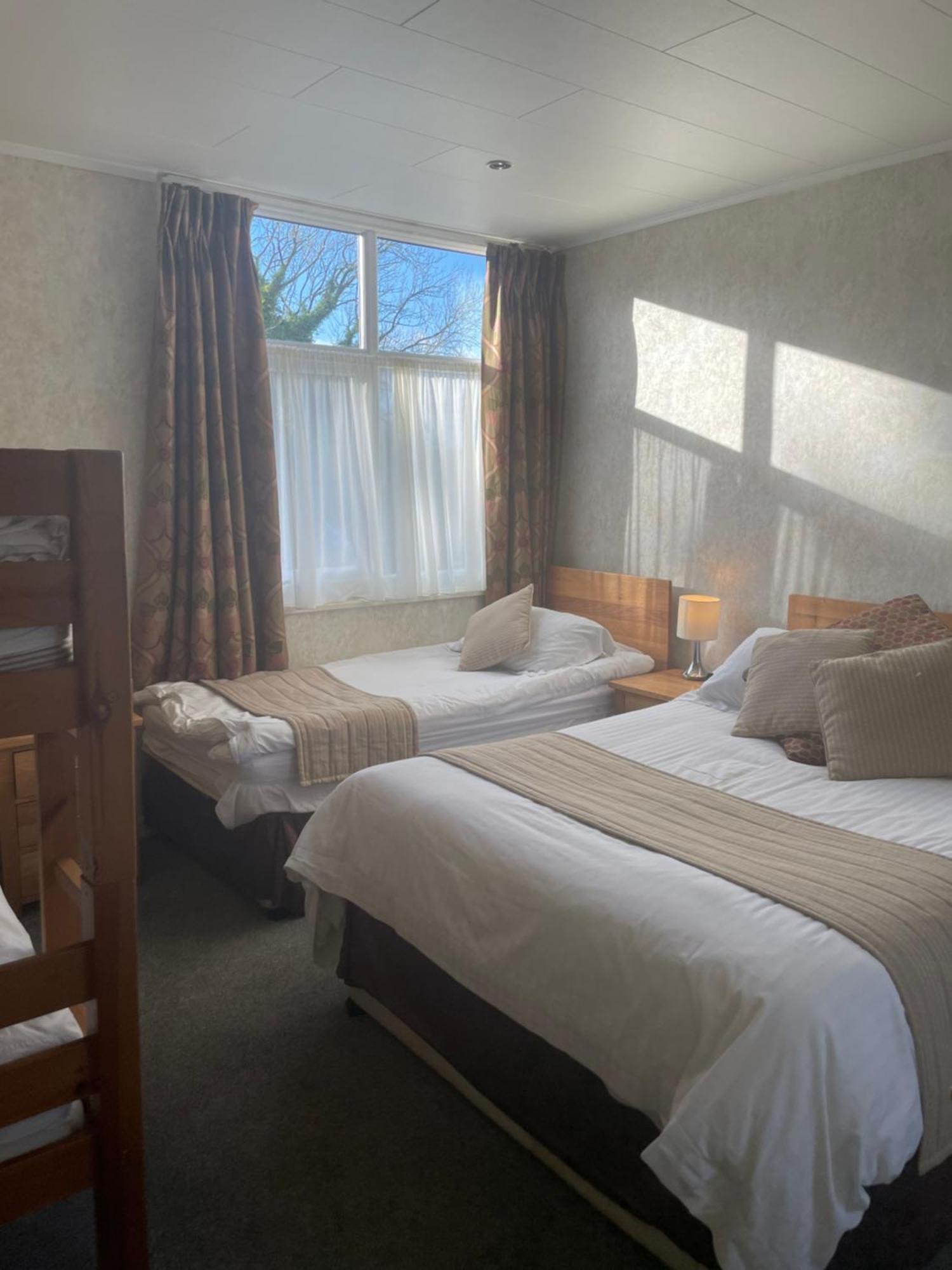 The Dog & Partridge Country Inn アッシュボーン エクステリア 写真